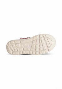 Suola delle scarpe in gomma bianca con un motivo di grip testurizzato. Presenta il nome del marchio "ECCO" impresso vicino al tallone e la taglia "28" sul lato.