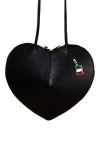 Schwarze herzförmige Handtasche aus strukturiertem Material, mit einem goldfarbenen Reißverschluss und einem Charm in Form der italienischen Flagge. Verstellbarer Trageriemen inklusive.