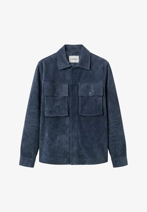 Mørkeblå semsket jakke med lange ermer, to store frontlommer med klaff og knapper, og en krage, merket "CISZERE."