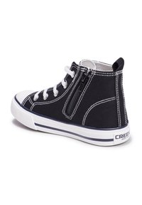 Schwarze Canvas-Hochtop-Sneaker mit weißen Nähten, runder Zehenkappe, Schnürsenkeln, seitlichem Reißverschluss und weißer Gummisohle mit marineblauen Akzenten.