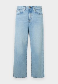 Jeans de ganga de perna larga, azul claro; apresenta fecho por botão, design de cinco bolsos e um leve desbotado no tecido.