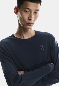 On PERFORMANCE T - T-shirt à manches longues - navy   black