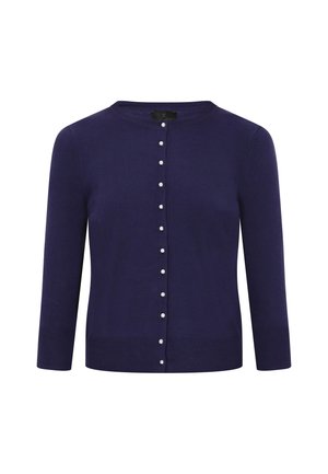 Mørkeblå cardigan lavet af blød strik, med rund halsudskæring, trekvartærmer og dekorative hvide perleknapper ned ad forsiden.