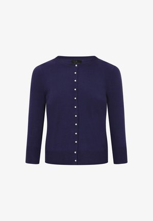 Tume sinine kardigan, mis on valmistatud pehmest kudumist, ümmarguste krae, kolmeveerandi varrukate ja dekoratiivsete valgete pärl-nuppudega esiküljel.