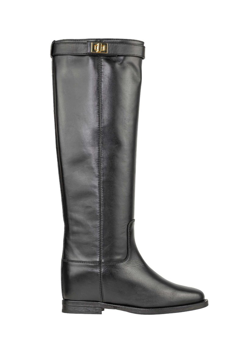 Stivale nero al ginocchio realizzato in pelle liscia. Presenta un design semplice con una cucitura e un accento dorato nella parte superiore. Suola piatta.