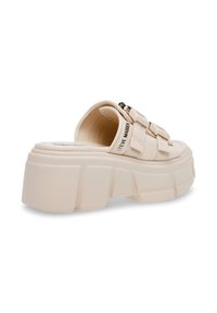 Beige platform slide sandaler med polstrede stropper og spænde detaljer. Fremstillet af glat syntetisk materiale med en tyk, struktureret sål.