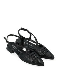 Scarpe slingback nere in pelle intrecciata con punte appuntite, caratterizzate da cinturini incrociati e tacco basso a blocco. Superficie testurizzata con dettagli ritagliati.