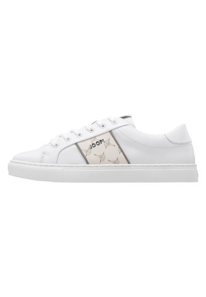 Biały niski sneaker z białymi sznurowadłami, beżowym teksturowanym panelem bocznym z powtarzającym się wzorem gwiazdek i logo "JOOP!", płaska biała podeszwa.