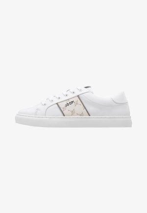 Biały niski sneaker z białymi sznurowadłami, beżowym teksturowanym panelem bocznym z powtarzającym się wzorem gwiazdek i logo "JOOP!", płaska biała podeszwa.