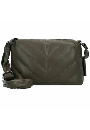 Olivgrüne Leder-Crossbody-Tasche mit Chevron-Steppung, rechteckiger Form, verstellbarem Riemen und silbernen Hardware-Akzenten.