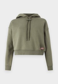 Olivgrüne, kurz geschnittene Kapuzenjacke aus weichem Material, mit verstellbarem Kapuzenzug, gerippten Bündchen und einem kleinen roten und weißen Markentag.