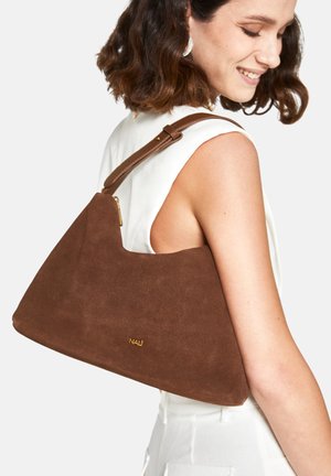 Braune Wildleder-Handtasche mit dreieckiger Form und goldfarbenen Beschlägen. Verfügt über einen einzelnen Schulterriemen und eine glatte, strukturierte Oberfläche.
