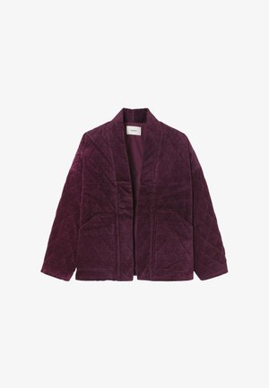 Veste en velours côtelé matelassé de couleur violet foncé, avec un col châle, une fermeture frontale ouverte et deux poches avant. Tissu texturé avec des rayures verticales.