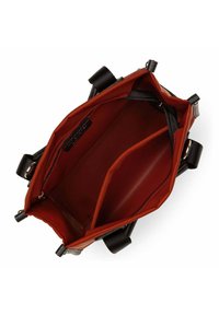 Borsa con un esterno nero e un interno rosso brillante. Presenta due scompartimenti interni, cerniere e manici resistenti.