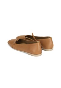 Beige lederne Ballerinas mit einer spitzen Zehenform, subtilen Fersenriemen und leichter Gummisohle, die eine glatte Textur und ein minimalistisches Design aufweisen.