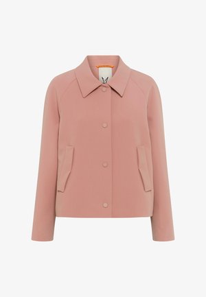 Rosa Jacke mit Knopfleiste, langen Ärmeln, spitzem Kragen und zwei Vorder- taschen, auf weißem Hintergrund dargestellt.