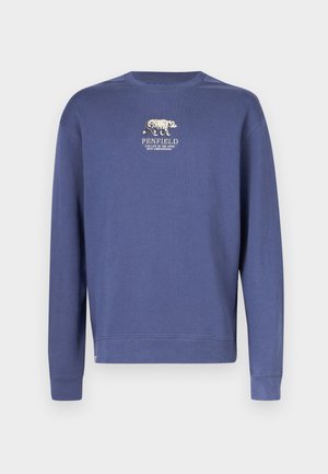 Fialová mikina s okrúhlym výstrihom; vyšité logo medveďa a text "PENFIELD" nad ním. Mäkká látka, rebrované lemy na rukávoch a spodku. Klasický strih.