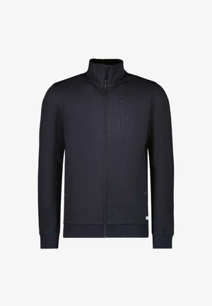 Donkerblauwe ritsjack gemaakt van een geweven stof. Heeft een hoge kraag, lange mouwen en een borstzak met een ritsluiting.