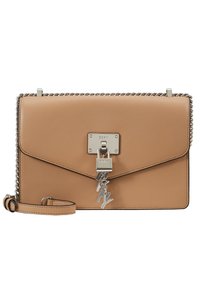 Beżowa skórzana torebka na ramię z łańcuszkiem, z zapięciem na klips i ozdobnym charmsiem. Charakteryzuje się gładką fakturą i zorganizowanym, kopertowym fasonem.