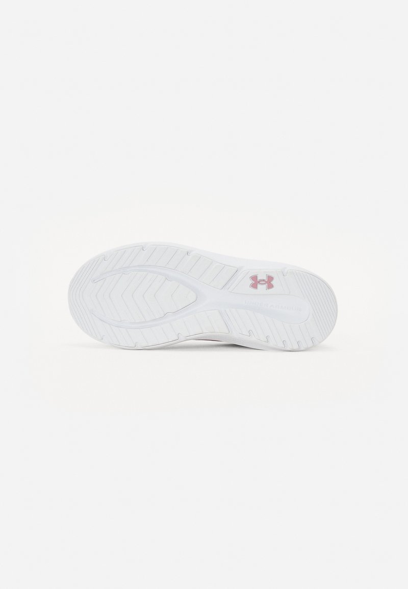 Semelle de chaussure de sport blanche avec surface texturée, présentant des motifs de bande de roulement horizontaux et verticaux. Comprend un petit logo en détail rose.