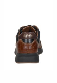 Leren sneakers met een mix van bruine en zwarte materialen, voorzien van een gestructureerd krokodillenpatroon en een gevoerde zool.