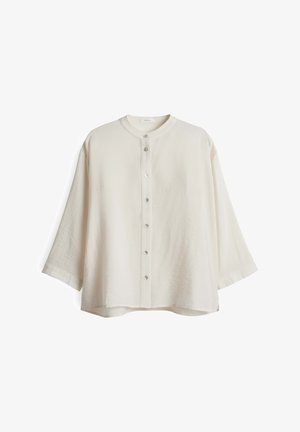 Lichtbeige oversized shirt met een ronde halslijn, knoopsluiting aan de voorkant en driekwart mouwen. Zachte, geweven stof met een ontspannen pasvorm.