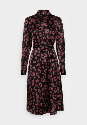 Zwarte satijnen jurk met een luipaardprint in donkerrood. Heeft een kraag, lange mouwen, knopen en een tailleband.