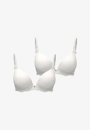 Deux soutiens-gorge rembourrés blancs avec bretelles réglables et bordure en dentelle le long des bords inférieurs, présentés sur un fond uni.