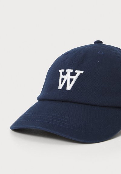 Marineblaue Baseballmütze aus Baumwolle mit einem weißen, gestickten "W"-Logo auf der Vorderseite und einem gebogenen Schirm.