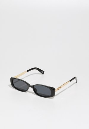 Óculos de sol retangulares pretos com lentes escuras, braços em metal dourado e acabamento brilhante. Detalhe único na decoração dos braços.