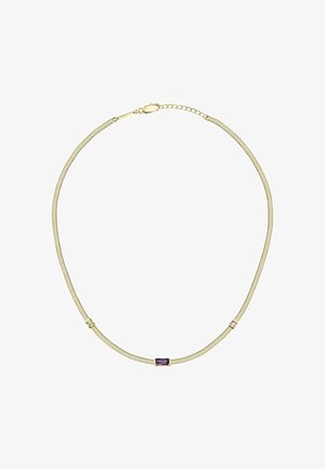 Guldtonet halskæde med en fleksibel kæde og tre farvede ædelsten: en lilla central sten og to mindre grønne og pink sten.