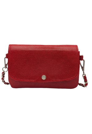 Sac bandoulière en cuir rouge texturé avec fermeture à rabat, détail bouton argenté et bandoulière chaînette avec accents en cuir.