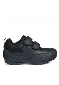 Scarpe sportive nere con tomaia in pelle testurizzata e rete, dotate di due fasce in velcro, suola in gomma con motivi di aderenza e punta rinforzata.