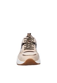 Beige sneaker met zwart-beige gestreepte veters, luipaardprint accenten op de tong en hiellip, en een witte zool met bruine profiellaag.