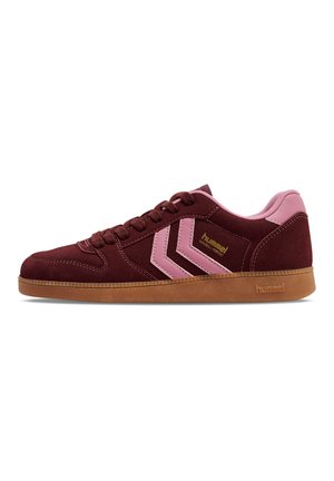 Burgunderfarvet og pink lavtop sneakers med gummisål, pinke Chevron-striber og "hummel" mærkning på siden og sålen.