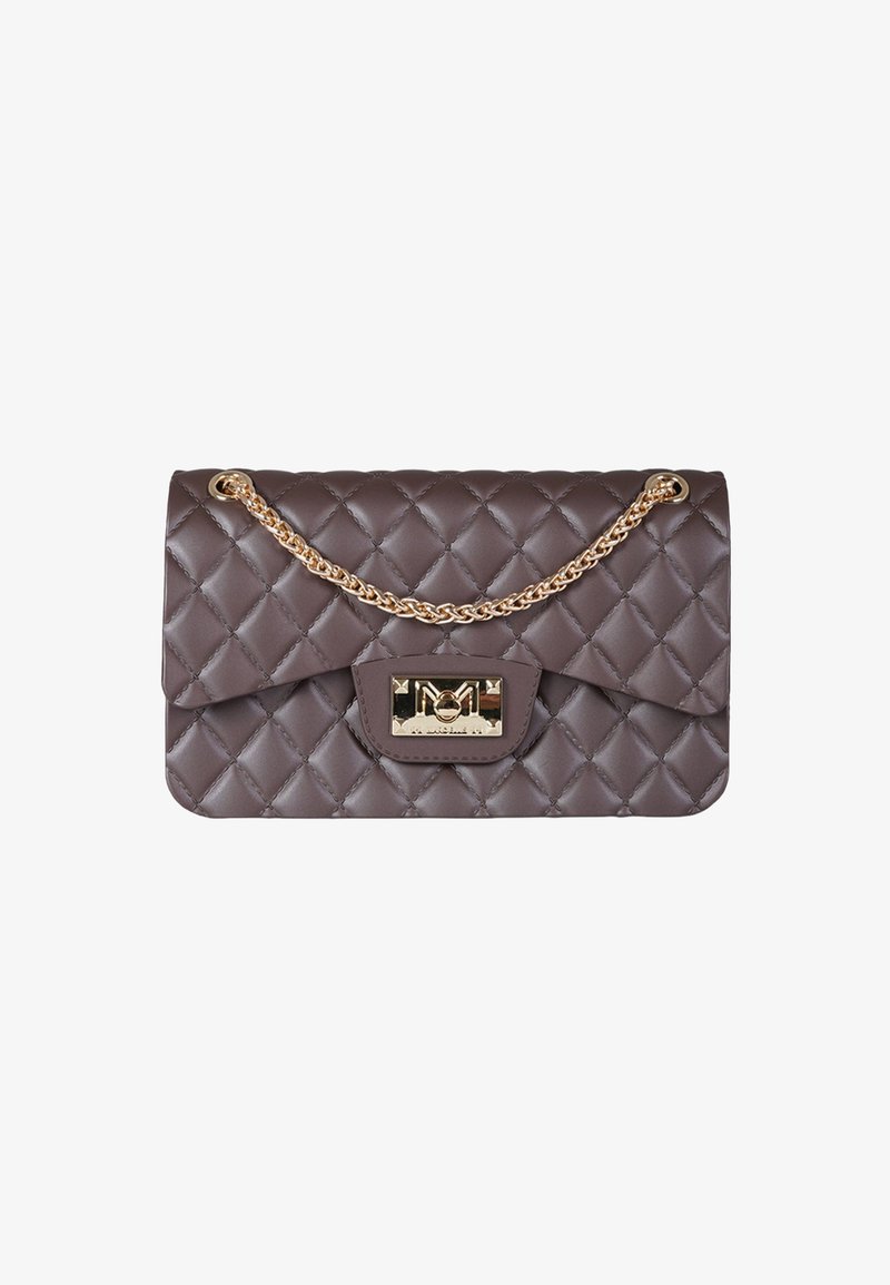 Borsa a tracolla marrone trapuntata in finta pelle con tracolla a catena dorata e chiusura in oro con dettaglio logo sul davanti.