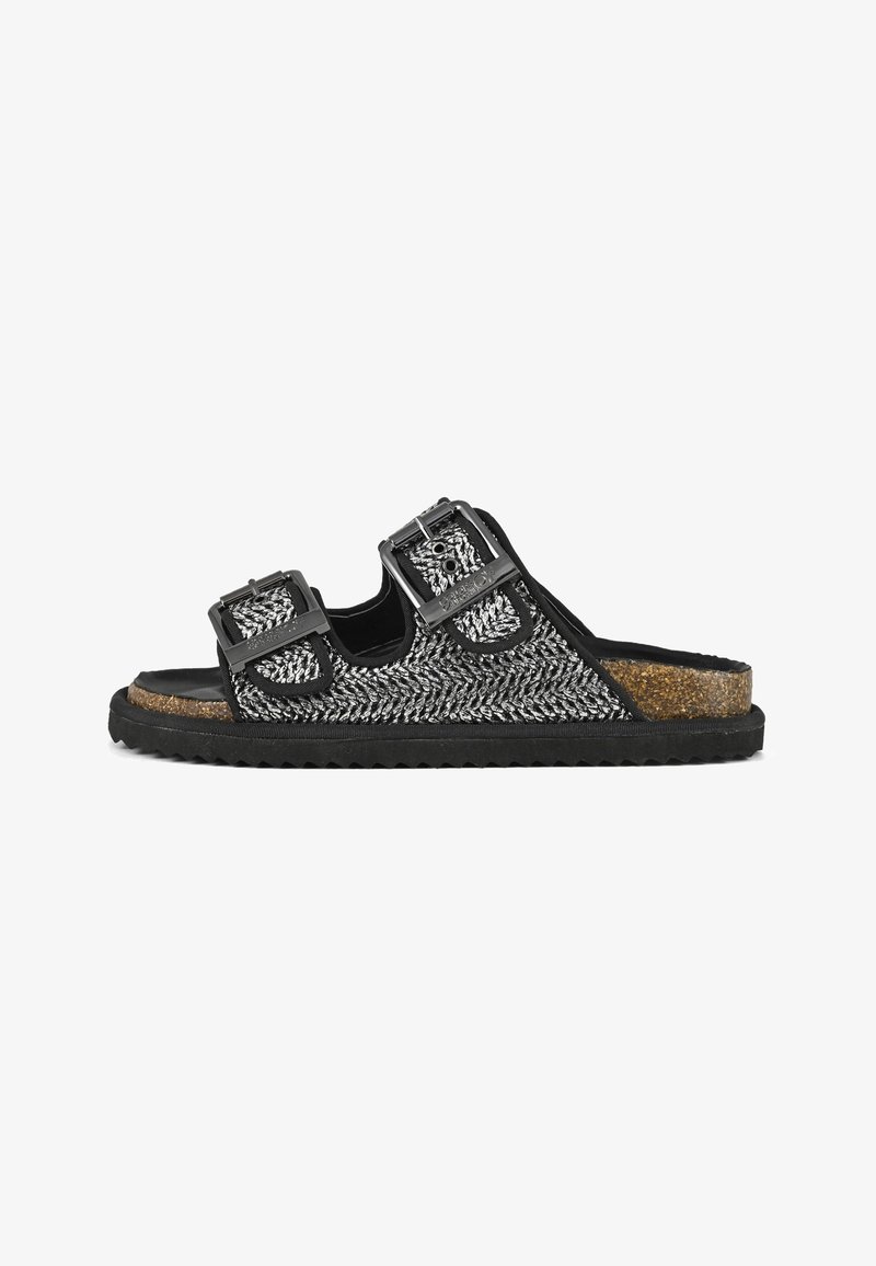 Černé a stříbrné pletené skluzné sandály s dvěma nastavitelnými přezkami. Korek pad umožňuje pohodlí a robustní gumová podrážka zajišťuje trvanlivost. Boční pohled zdůrazňuje design popruhů.
