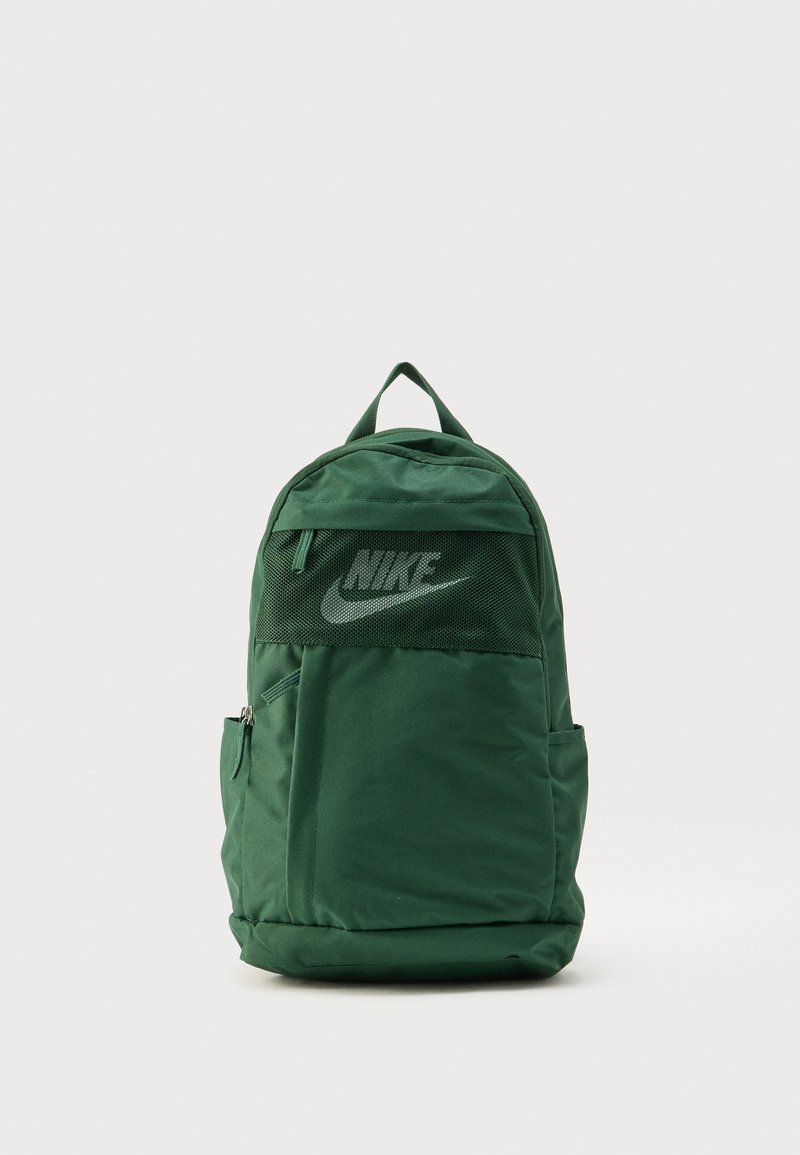 Πράσινο σακίδιο πλάτης Nike με μπροστινή τσέπη από δίχτυ, ρυθμιζόμενους ιμάντες, κορυφαία λαβή και πλαϊνή τσέπη με φερμουάρ για επιπλέον αποθήκευση.