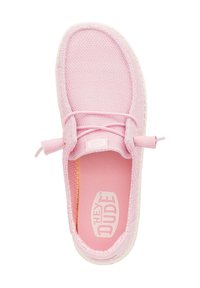 Chaussure slip-on en mesh rose clair avec un design flexible, dotée d'un dessus texturé et de lacets élastiques. Semelle en caoutchouc blanche avec logo sur la semelle intérieure.