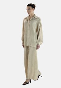 Non sélectionné, beige