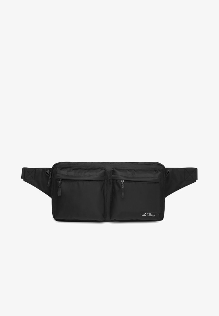 Cinto de cintura preto feito de tecido durável, com dois bolsos com fecho, correia ajustável e um detalhe do logo na frente.