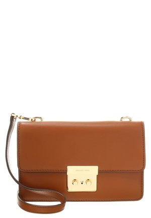 Bolso bandolera de cuero marrón con cierre rectangular dorado y correa ajustable.