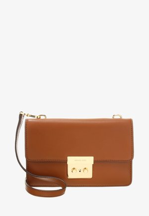 Brązowa skórzana torba na ramię z złotym, prostokątnym zapięciem i regulowanym paskiem.
