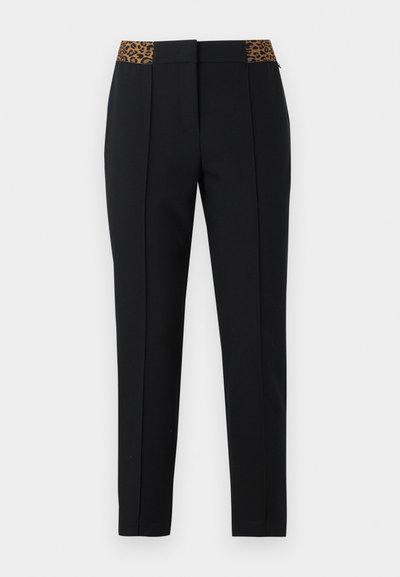 Pantalon noir slim avec plis devant et détail ceinture imprimé léopard, présenté sur un fond clair.