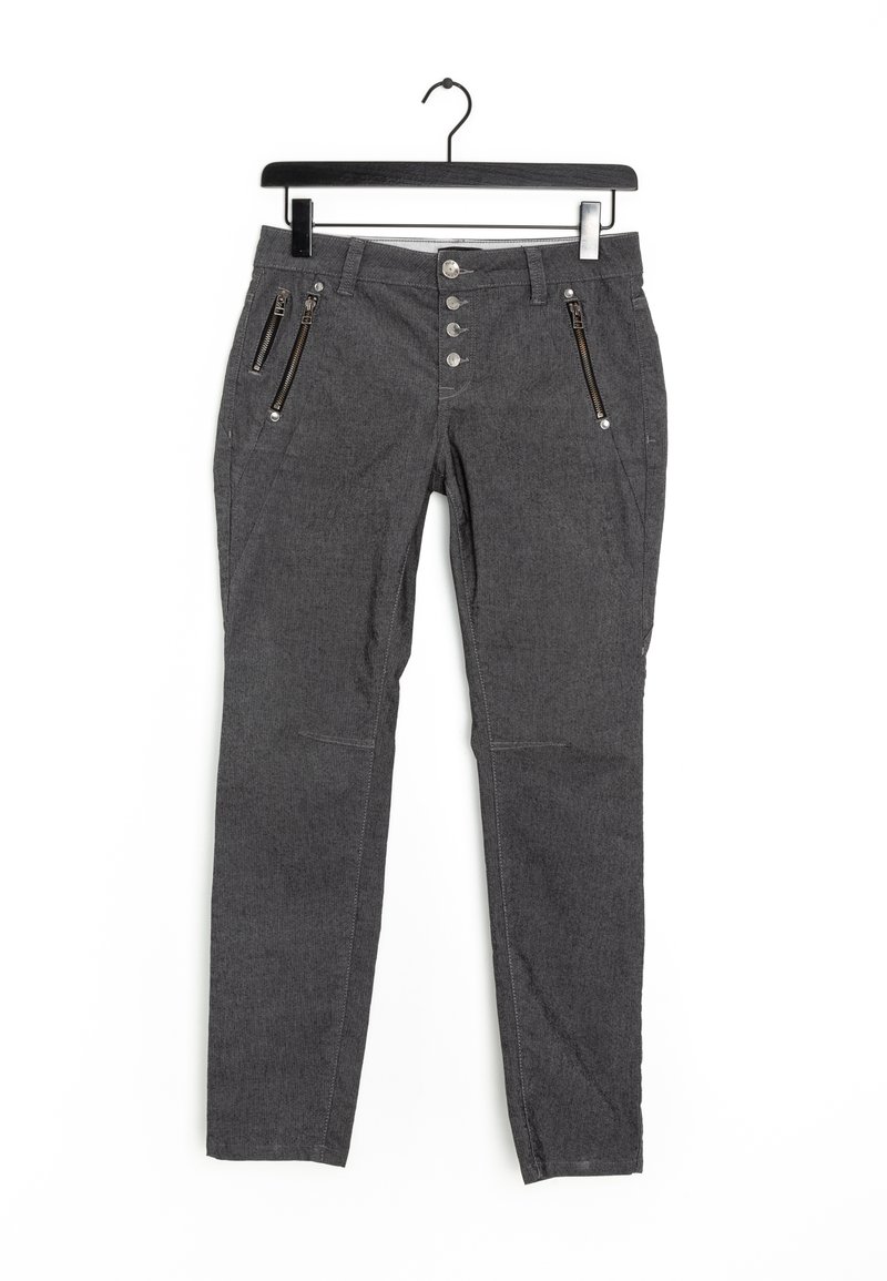 Pantalon gris fuselé en tissu texturé, avec trois poches zippées et une fermeture à cinq boutons, suspendu à un cintre noir.