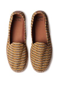 Alpargatas de esparto tejidas sin cordones con un patrón de rayas multicolores en amarillo, gris y marrón. Parte superior de tela texturizada, plantilla de cuero marrón.