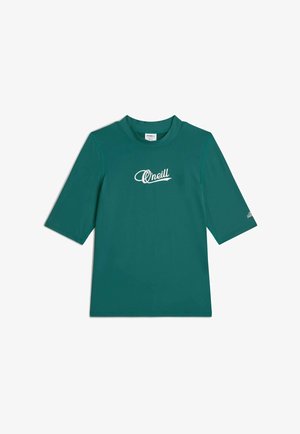 Camiseta de protección solar de manga corta verde con el logo blanco de "O'neill" centrado en el pecho y una pequeña etiqueta en la manga izquierda.