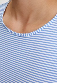 Blauw-wit gestreepte stof met een ronde halslijn. Het materiaal lijkt glad en zacht met fijne horizontale lijnen.