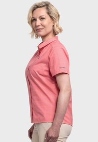 Rosa Kurzarmhemd mit kariertem Muster, Button-Down-Kragen und gesticktem Logo am Ärmel, aus leichtem Stoff gefertigt.