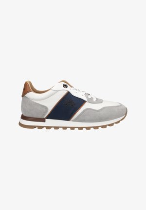 Sneaker in pelle bianca e suede grigio con una striscia laterale blu navy, accenti marroni e suola in gomma testurizzata. Presenta lacci tradizionali.